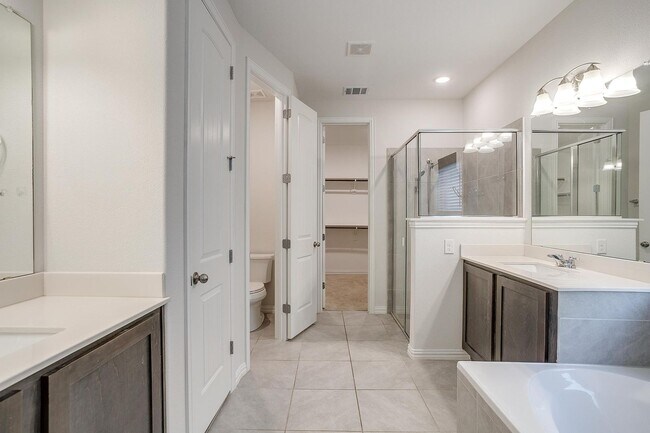 Building Photo - Amazing 2 Story Home in South Fort Worth, ...