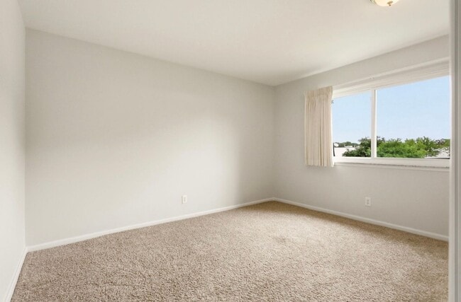Building Photo - 2 Bedroom, 1.5 Bath Condo for Rent!