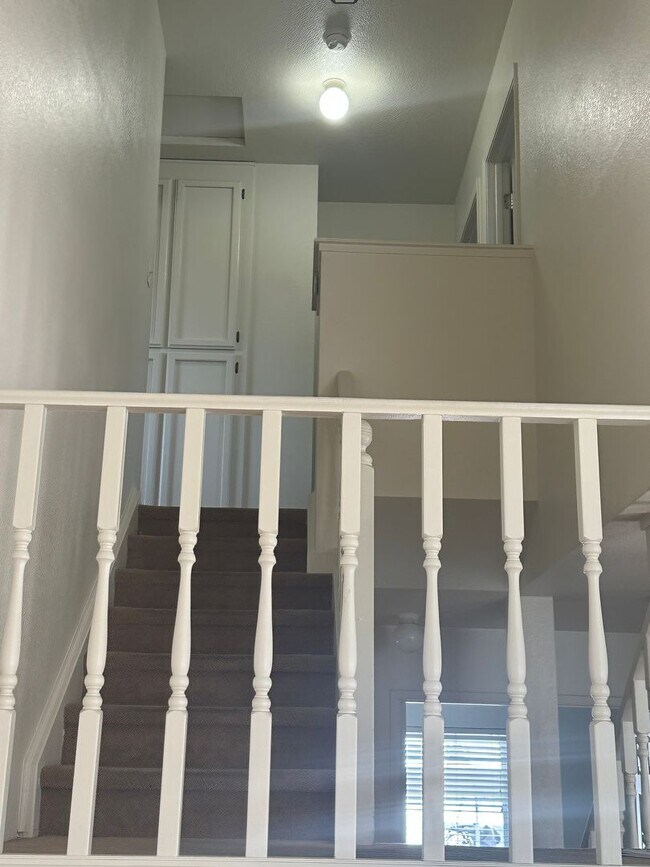 Building Photo - 4 Bdrm 2.5 Bath