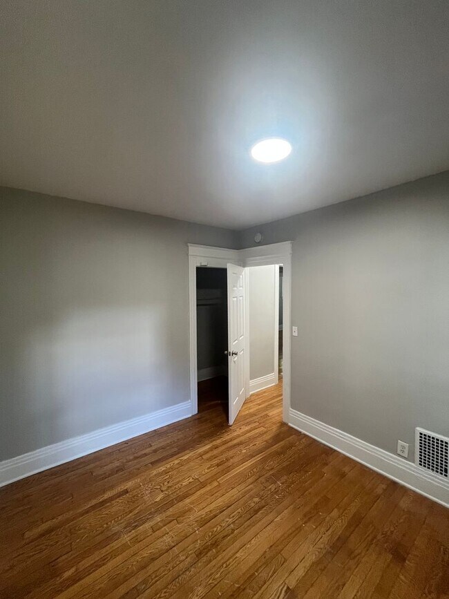 Building Photo - 256-258-258 Woodbine Ave