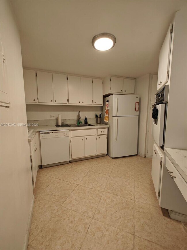 Building Photo - 825 Brickell Bay Dr