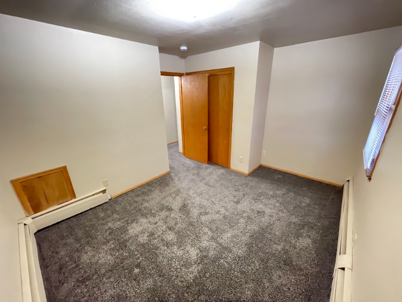 Building Photo - 616 Ivy Ave E