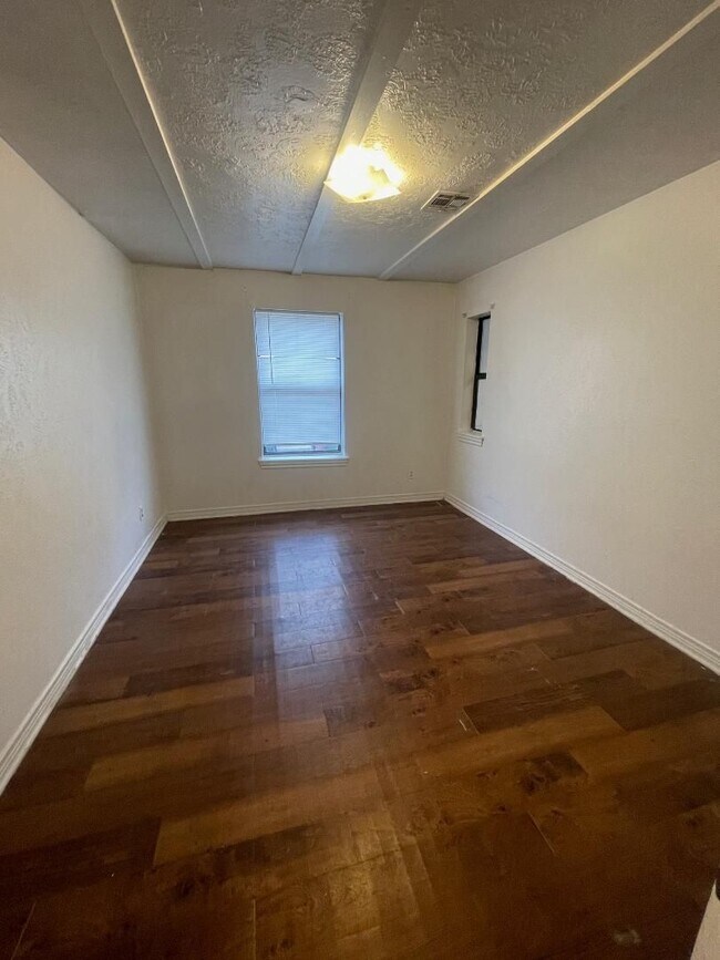 Building Photo - 2 BED 1 BATH DUPLEX FOR LEASE