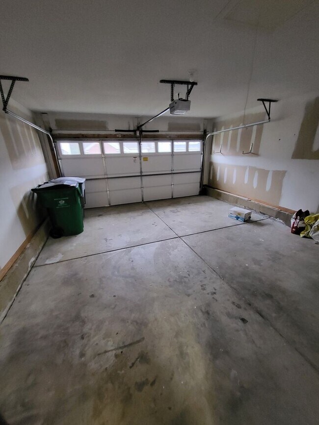 Building Photo - BEAUTIFUL Ranch Home