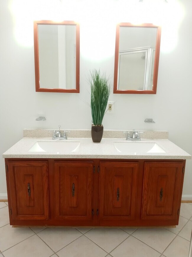 Building Photo - 7670 Southern Oak Dr