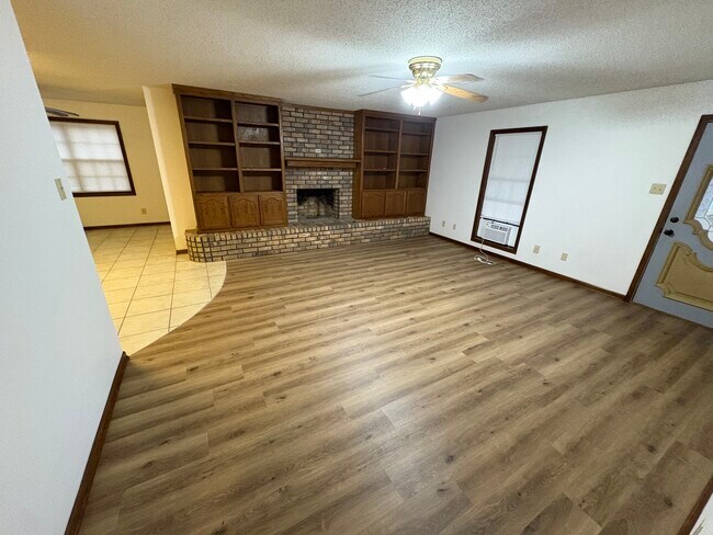 Building Photo - 541 Lakeside Dr