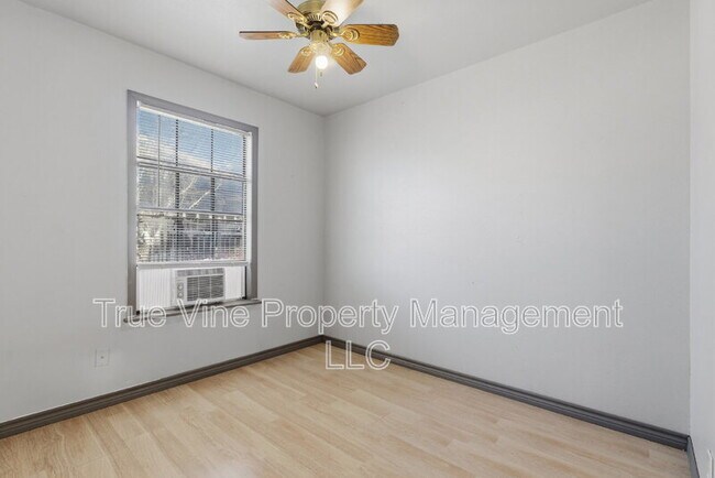 Building Photo - 3827 Devon Ave