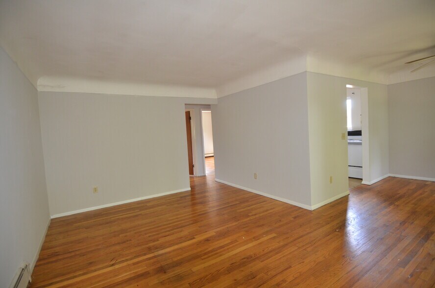 Building Photo - 8441 Cottonwood Dr