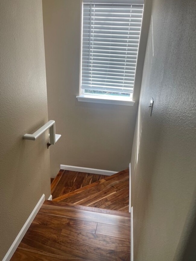 Building Photo - Beautiful 3 bed 2.5 home in Oak Hills! Was...