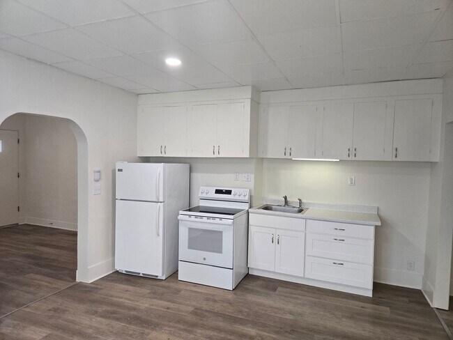 Building Photo - Arlington Pl. Triplex - EBB001