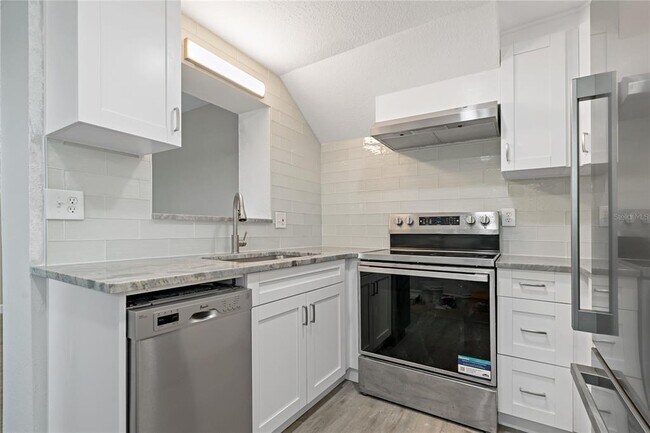 Building Photo - 8441 Bayshore Dr
