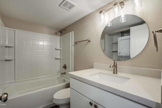 Building Photo - 318 E Vine Cir