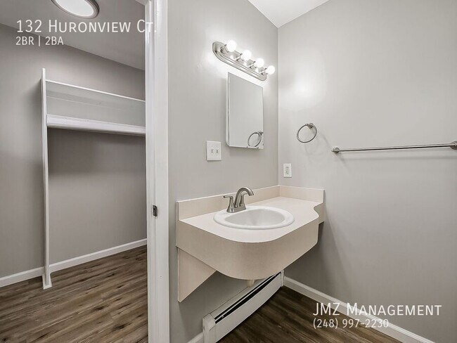 Building Photo - 132 Huronview Ct