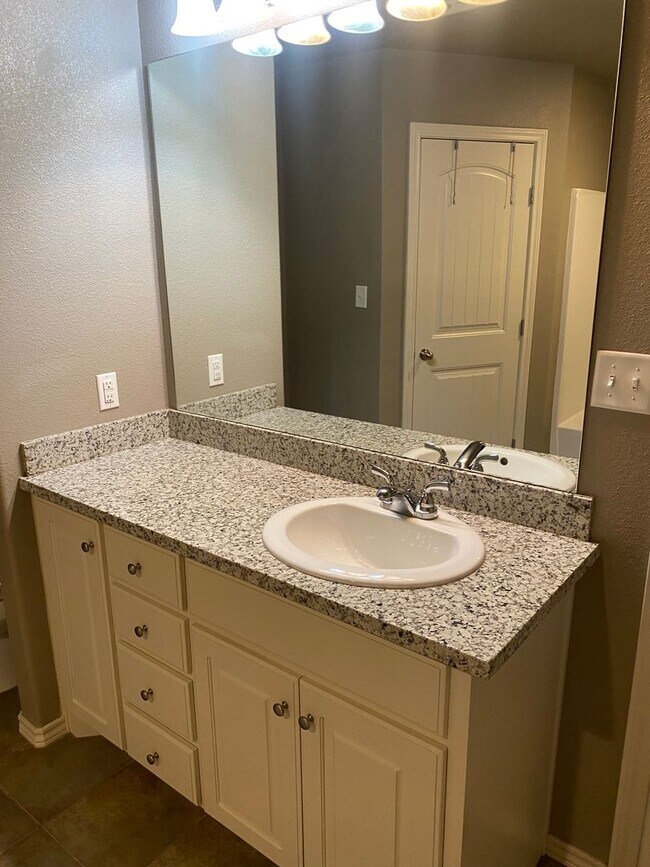 Building Photo - 3 bed 2 bath - Frenship ISD
