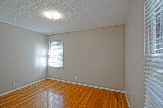 Building Photo - CHARMING, BRIGHT & AIRY HOLLYGLEN HOME W/ BEAUTIFULLY LANDSCAPED FRONT & REAR YARDS W/ PATIO BLOC...