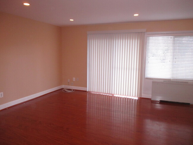 Building Photo - Beautiful 1 Bedroom Condo in Hyattsville!