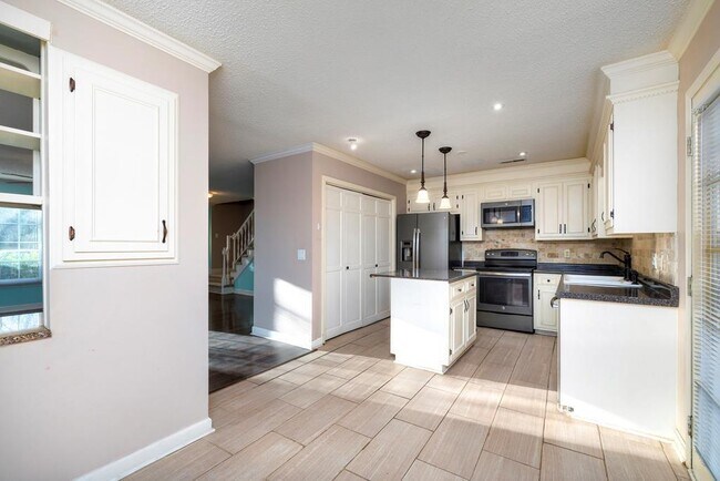 Building Photo - 921 Arnaud St