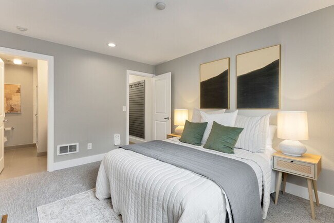 Building Photo - 8980 Redmond - Woodinville Rd NE