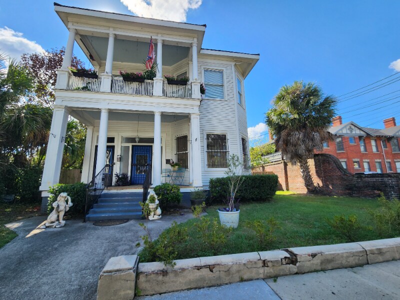 Building Photo - 106 S Bayou St