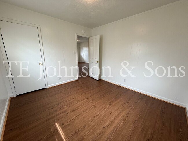 Building Photo - Updated Unit with Granite Counters & Off-Street Parking in Winston-Salem