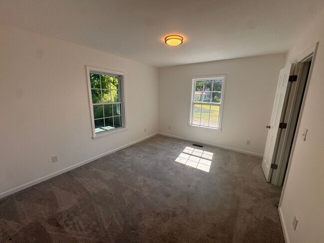 Building Photo - 208 Meadow St