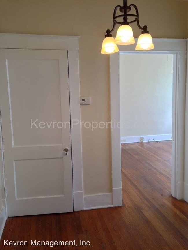 Building Photo - 3 br, 1 bath Apartment - 1563 Poplar Avenue
