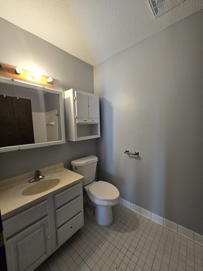 Building Photo - 1551 N Oberlin Cir