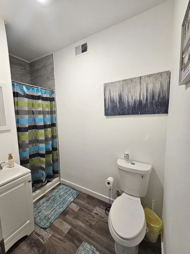 Building Photo - Luxurious 6-Bedroom Haven with Updated Ele...