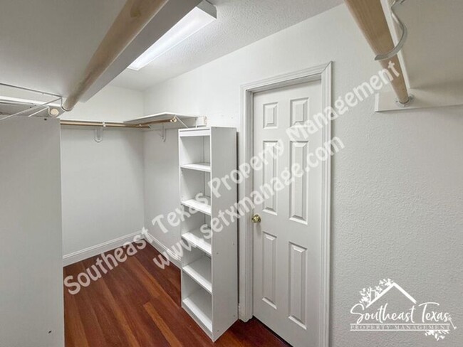 Building Photo - 7425 Wooded Creek Dr