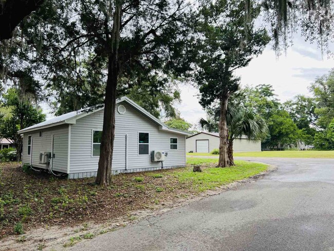 Building Photo - 483 SE Margaret Dr