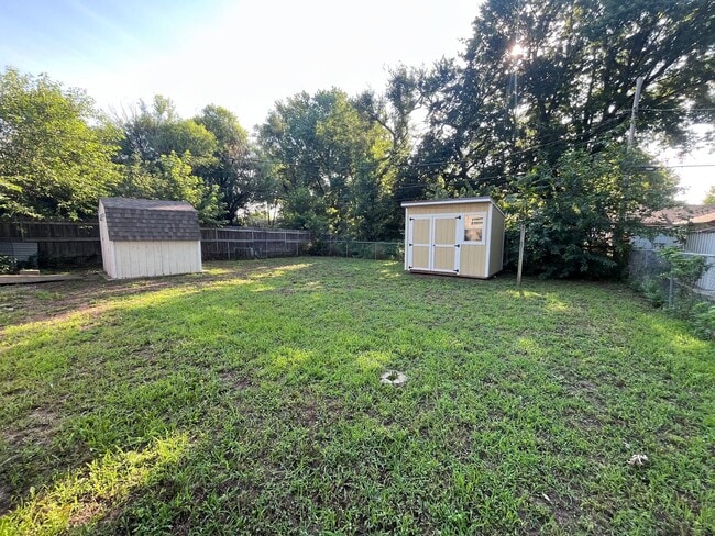 Building Photo - Cute 2 Bedroom 1 Bath
