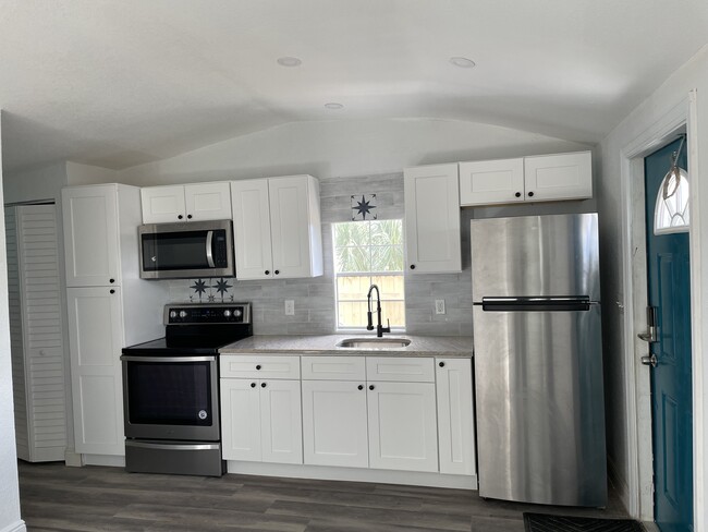 Full Kitchen - 825 W 3rd St