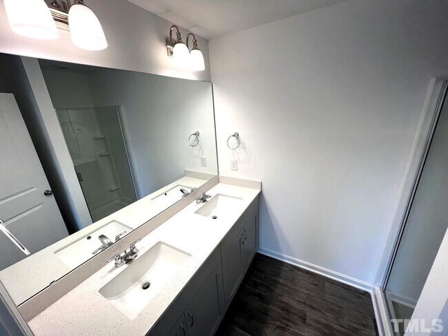 Building Photo - 3 Bedroom Townhome for Sale
