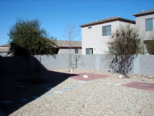 Building Photo - Large 4 bedroom home with Den - Corner lot...