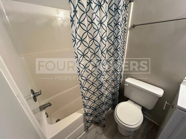 Building Photo - Room in Duplex on Beck St