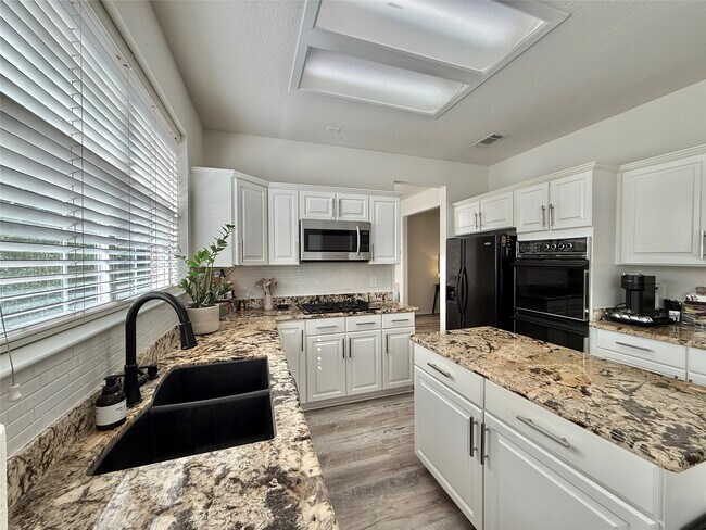 Building Photo - 2 Twin Feather Pl