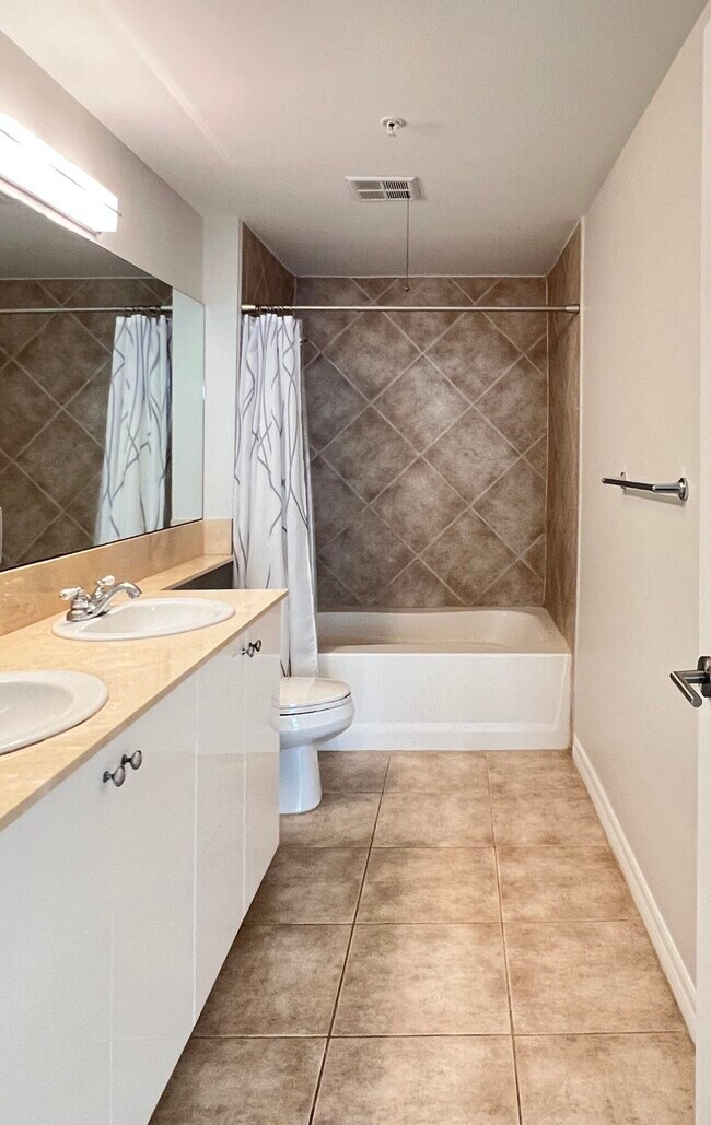 Building Photo - 806 E Windward Way