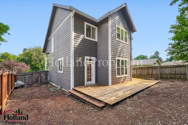 Building Photo - Great, Spacious & Inviting Home in the Heart of Milwaukie! Move-in Special DISCOUNT of $200!!!