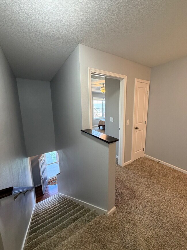 Building Photo - Charming 3-Bed 2.5-Bath Townhouse with Granite Finishes Near Jordan Creek Town Center