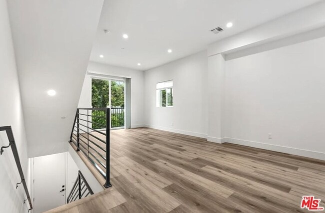Building Photo - 4443 Auckland Ave