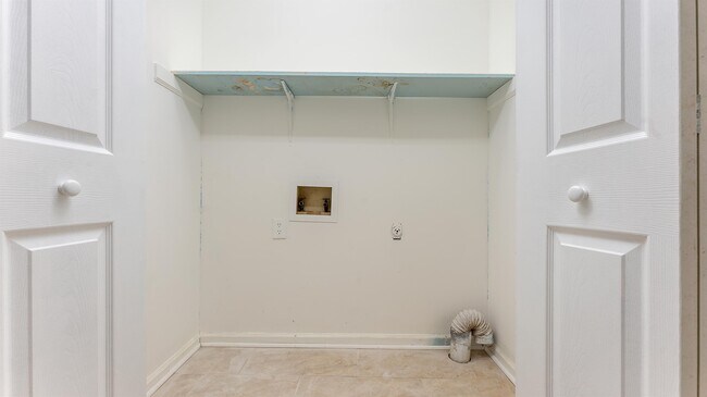 Building Photo - 6806 Cove Cir