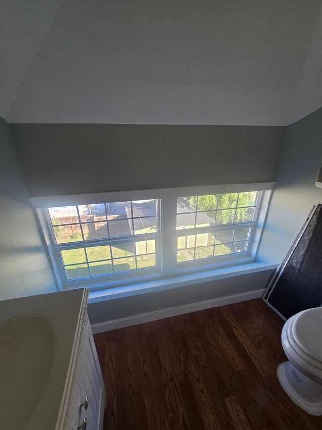 Building Photo - Spacious 5 Bedroom Home in Burlington - Available for Rent