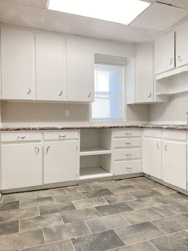 Building Photo - Move-in special. 3 bed 1 bath with a detached garage and large driveway $1250