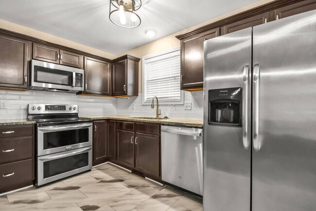 Building Photo - Pet Friendly Three Bedroom!