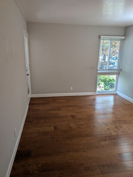 Building Photo - 280 Easy St