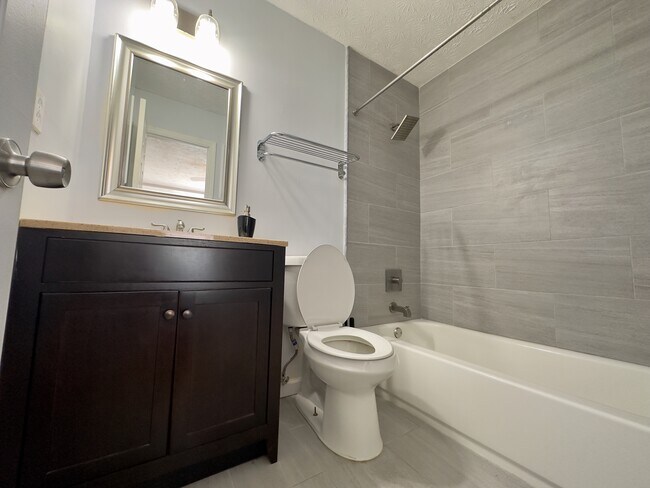 Building Photo - 805 Joseph Club Dr SW