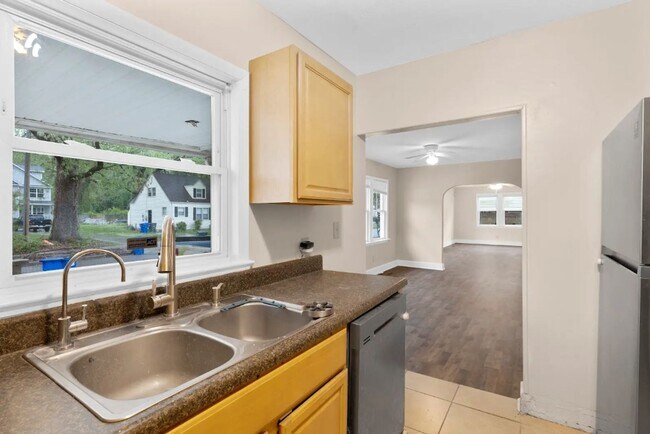 Building Photo - Spacious 5BR Home with Fenced Backyard in Norfolk