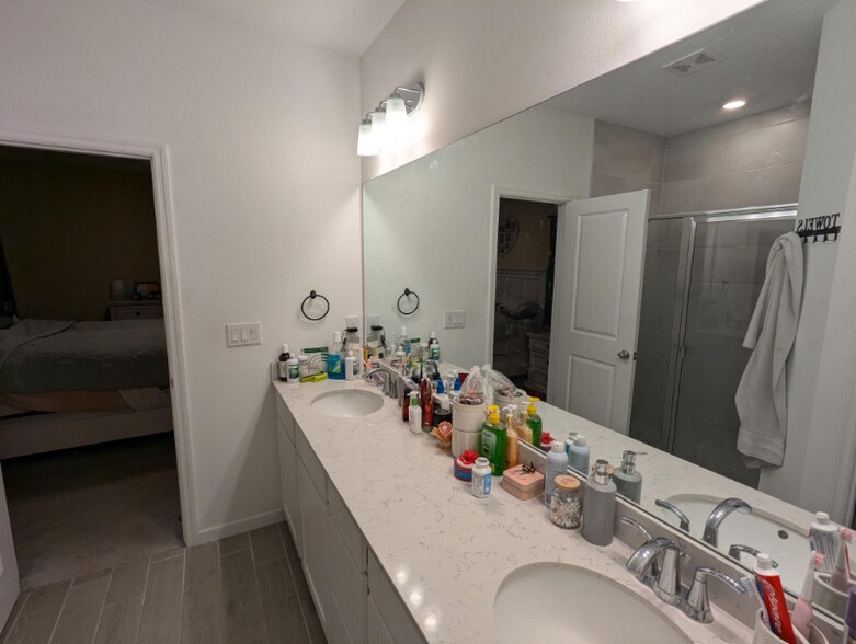 Building Photo - 3459 NE 38th Ln