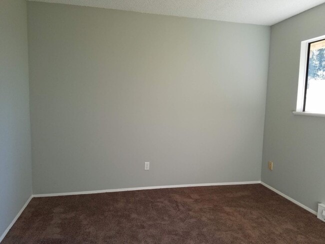 Building Photo - Large, Updated 2 Bedroom, 1.5 bath Townouse in Lovely Multnomah Village