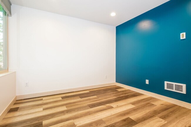 Building Photo - Stylish 3 Bedroom with Rooftop Decks and Dedicated Parking